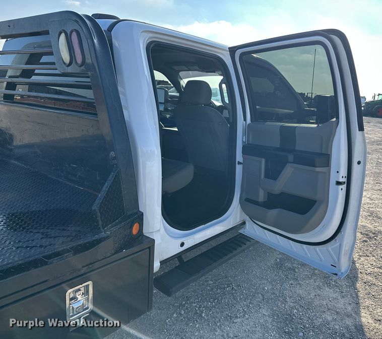 image for item EE4467 2022 Ford F350 Super Duty  Crew Cab flatbed pickup truck