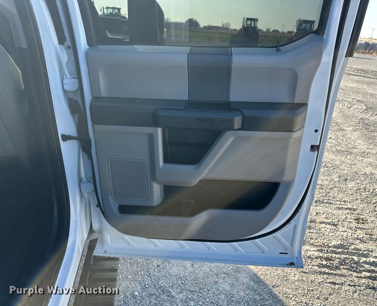 image for item EE4467 2022 Ford F350 Super Duty  Crew Cab flatbed pickup truck