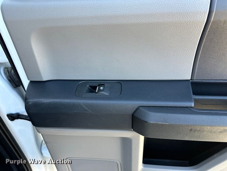 image for item EE4467 2022 Ford F350 Super Duty  Crew Cab flatbed pickup truck