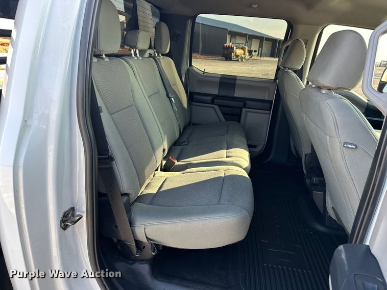 image for item EE4467 2022 Ford F350 Super Duty  Crew Cab flatbed pickup truck