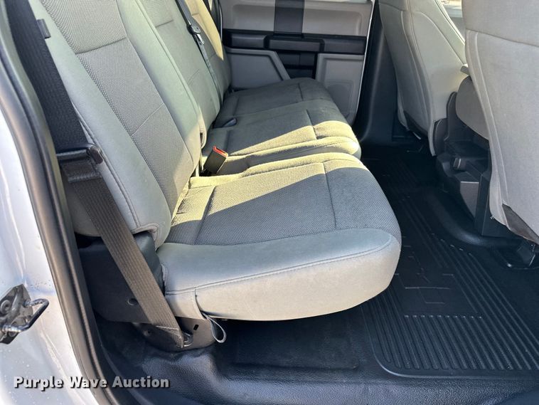 image for item EE4467 2022 Ford F350 Super Duty  Crew Cab flatbed pickup truck