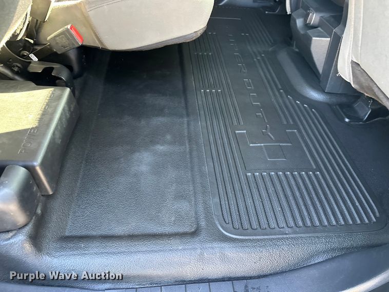 image for item EE4467 2022 Ford F350 Super Duty  Crew Cab flatbed pickup truck