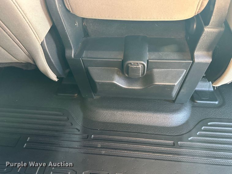 image for item EE4467 2022 Ford F350 Super Duty  Crew Cab flatbed pickup truck