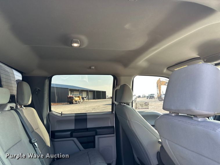 image for item EE4467 2022 Ford F350 Super Duty  Crew Cab flatbed pickup truck