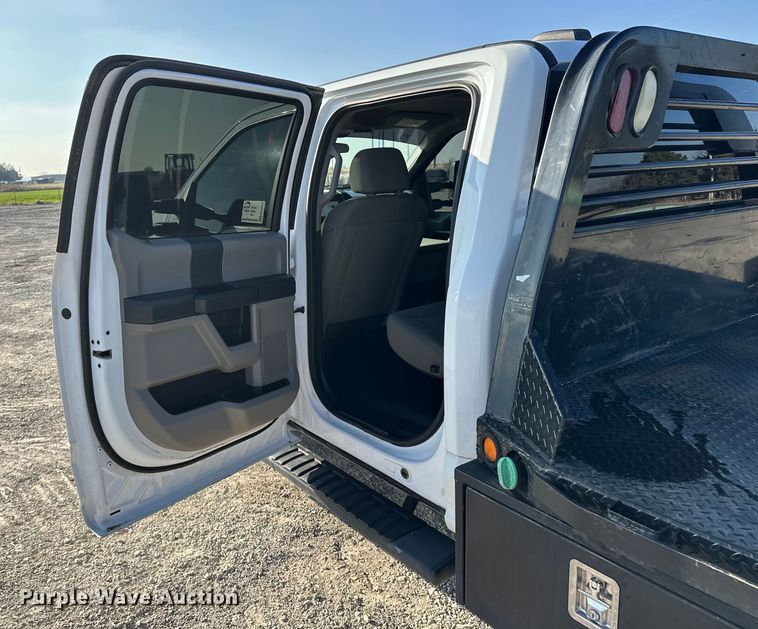 image for item EE4467 2022 Ford F350 Super Duty  Crew Cab flatbed pickup truck