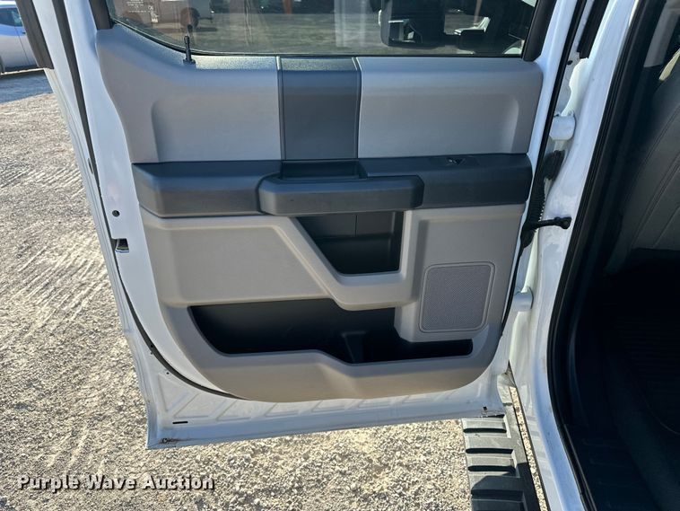 image for item EE4467 2022 Ford F350 Super Duty  Crew Cab flatbed pickup truck