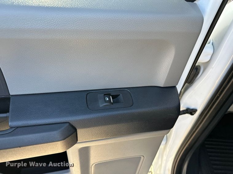 image for item EE4467 2022 Ford F350 Super Duty  Crew Cab flatbed pickup truck