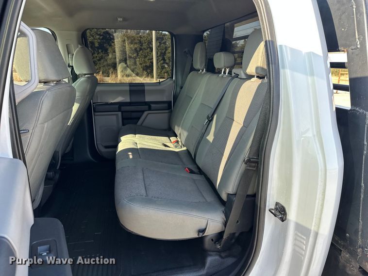 image for item EE4467 2022 Ford F350 Super Duty  Crew Cab flatbed pickup truck