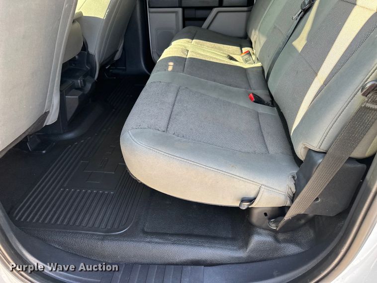 image for item EE4467 2022 Ford F350 Super Duty  Crew Cab flatbed pickup truck