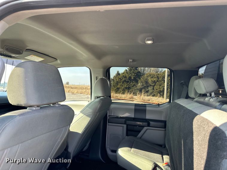 image for item EE4467 2022 Ford F350 Super Duty  Crew Cab flatbed pickup truck