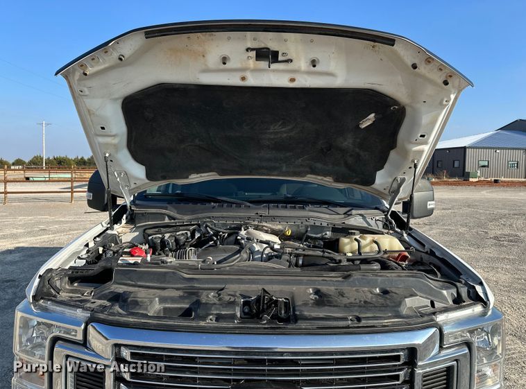 image for item EE4467 2022 Ford F350 Super Duty  Crew Cab flatbed pickup truck