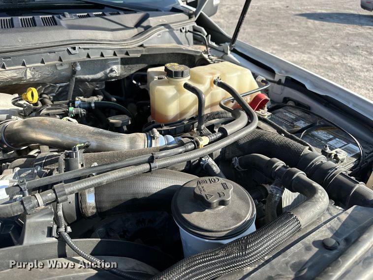 image for item EE4467 2022 Ford F350 Super Duty  Crew Cab flatbed pickup truck