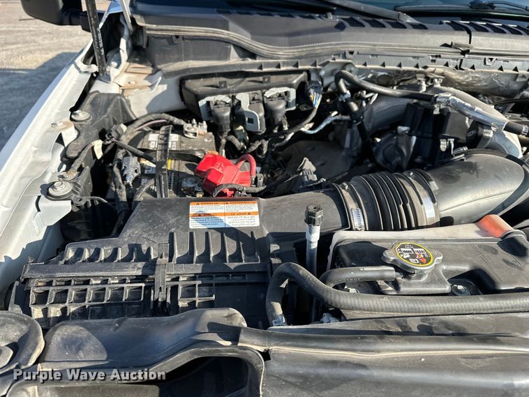 image for item EE4467 2022 Ford F350 Super Duty  Crew Cab flatbed pickup truck