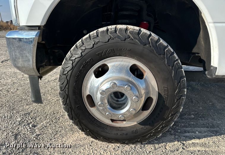 image for item EE4467 2022 Ford F350 Super Duty  Crew Cab flatbed pickup truck