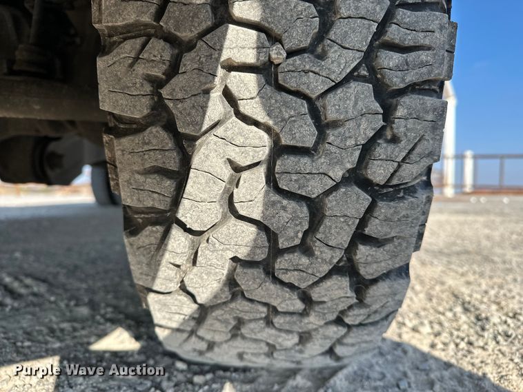 image for item EE4467 2022 Ford F350 Super Duty  Crew Cab flatbed pickup truck