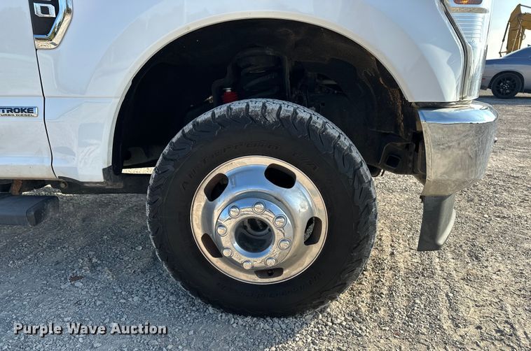 image for item EE4467 2022 Ford F350 Super Duty  Crew Cab flatbed pickup truck