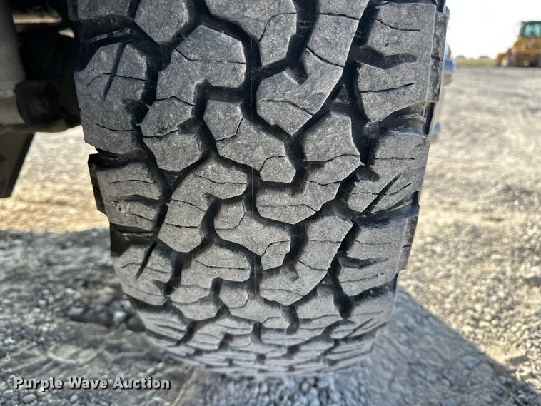 image for item EE4467 2022 Ford F350 Super Duty  Crew Cab flatbed pickup truck