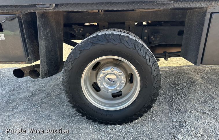 image for item EE4467 2022 Ford F350 Super Duty  Crew Cab flatbed pickup truck