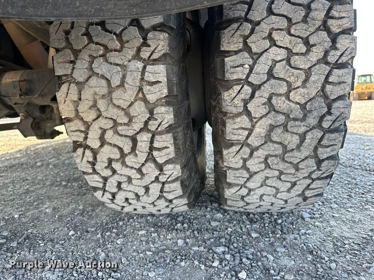 image for item EE4467 2022 Ford F350 Super Duty  Crew Cab flatbed pickup truck