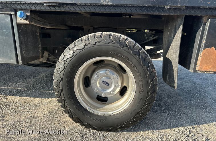 image for item EE4467 2022 Ford F350 Super Duty  Crew Cab flatbed pickup truck