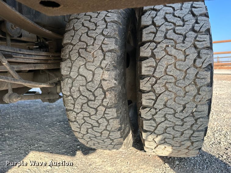 image for item EE4467 2022 Ford F350 Super Duty  Crew Cab flatbed pickup truck