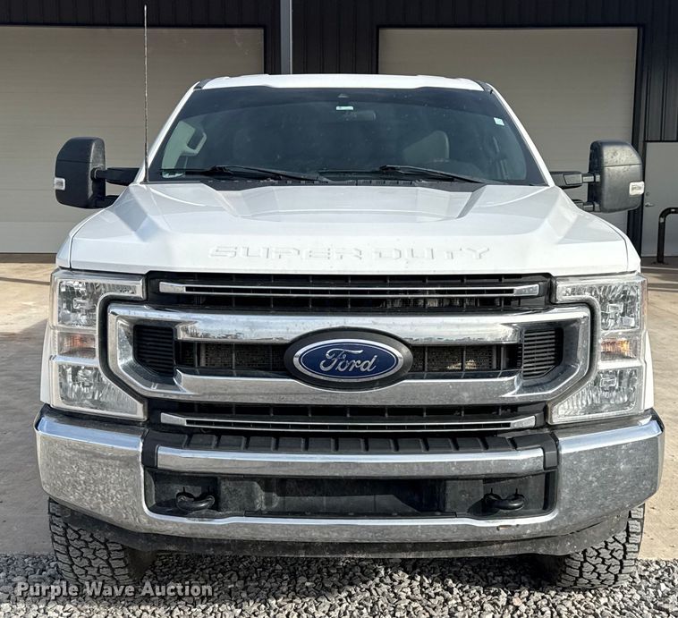 image for item EE4471 2022 Ford F250 Super Duty Crew Cab flatbed pickup truck