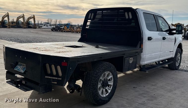 image for item EE4471 2022 Ford F250 Super Duty Crew Cab flatbed pickup truck