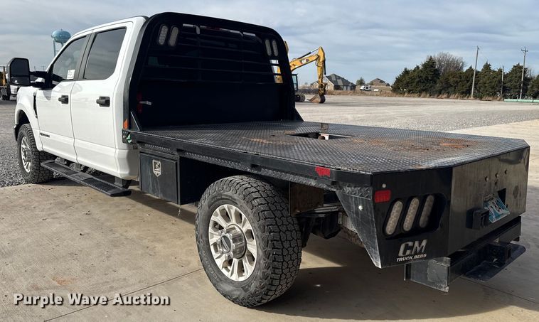 image for item EE4471 2022 Ford F250 Super Duty Crew Cab flatbed pickup truck