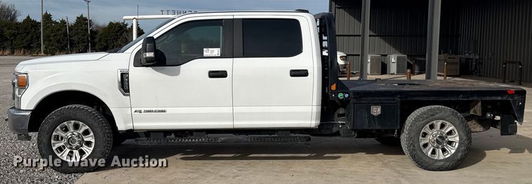 image for item EE4471 2022 Ford F250 Super Duty Crew Cab flatbed pickup truck