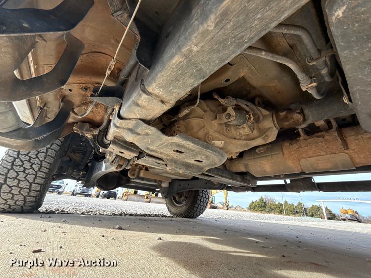 image for item EE4471 2022 Ford F250 Super Duty Crew Cab flatbed pickup truck