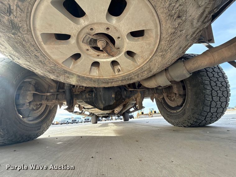 image for item EE4471 2022 Ford F250 Super Duty Crew Cab flatbed pickup truck