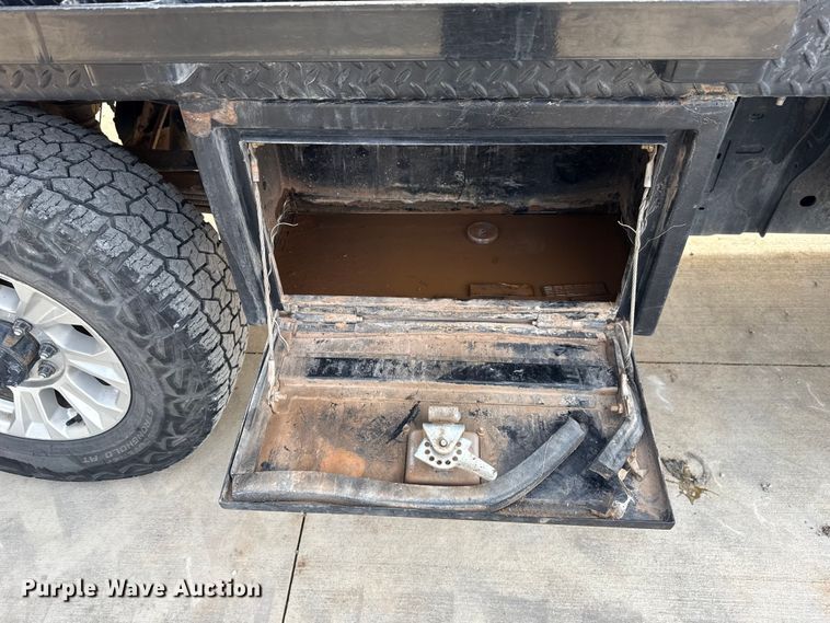 image for item EE4471 2022 Ford F250 Super Duty Crew Cab flatbed pickup truck