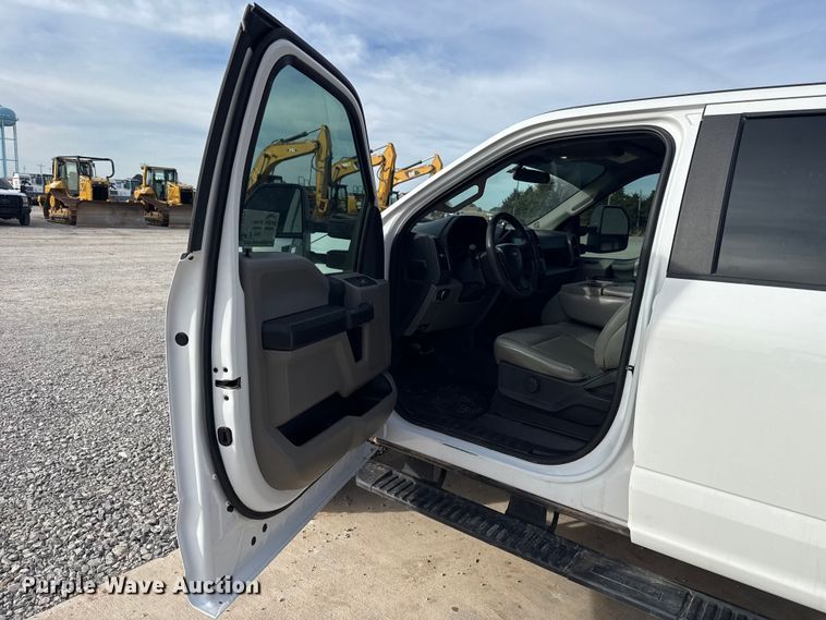 image for item EE4471 2022 Ford F250 Super Duty Crew Cab flatbed pickup truck