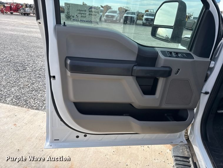 image for item EE4471 2022 Ford F250 Super Duty Crew Cab flatbed pickup truck