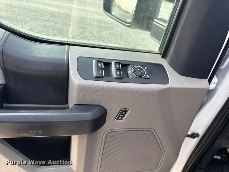 image for item EE4471 2022 Ford F250 Super Duty Crew Cab flatbed pickup truck