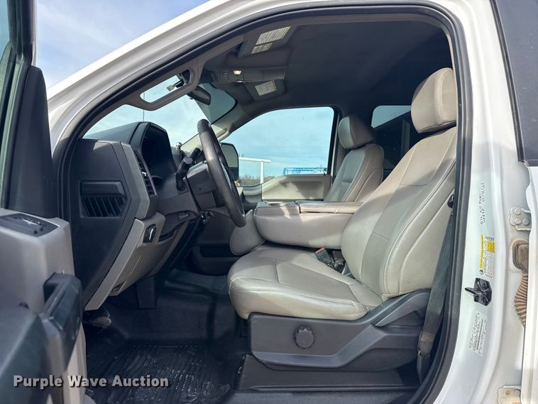 image for item EE4471 2022 Ford F250 Super Duty Crew Cab flatbed pickup truck