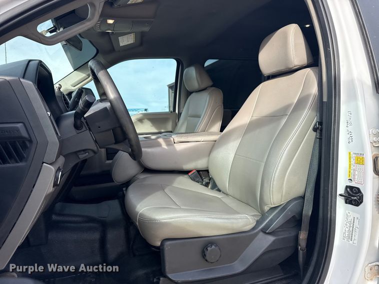 image for item EE4471 2022 Ford F250 Super Duty Crew Cab flatbed pickup truck