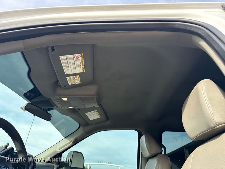 image for item EE4471 2022 Ford F250 Super Duty Crew Cab flatbed pickup truck