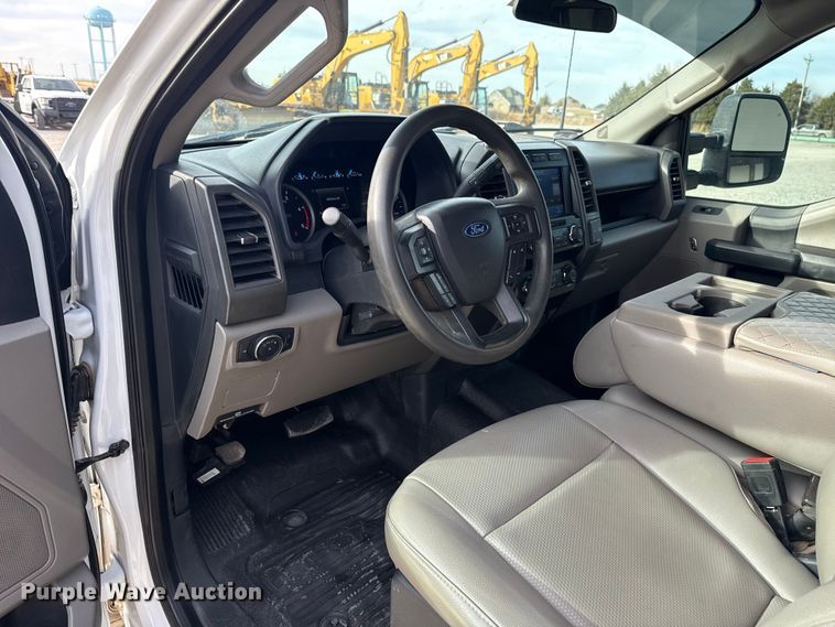 image for item EE4471 2022 Ford F250 Super Duty Crew Cab flatbed pickup truck