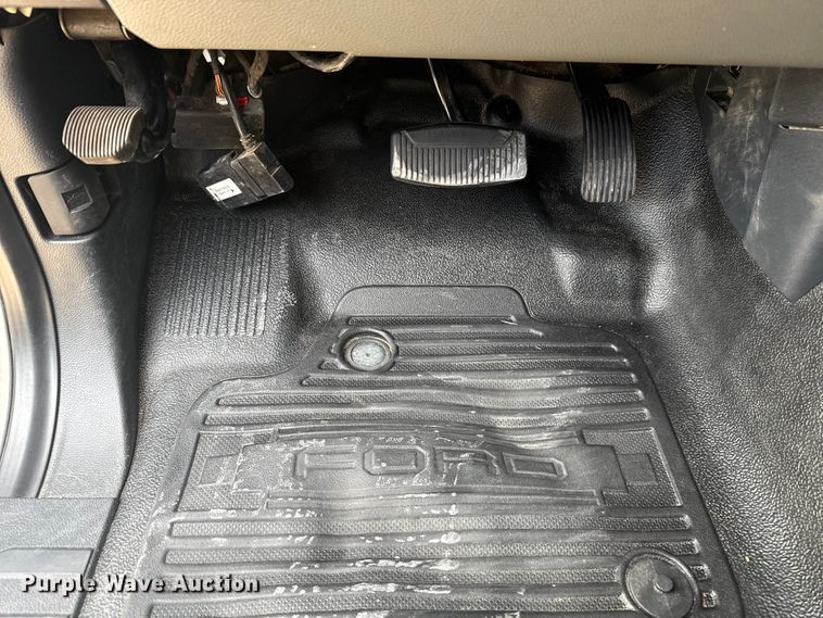 image for item EE4471 2022 Ford F250 Super Duty Crew Cab flatbed pickup truck