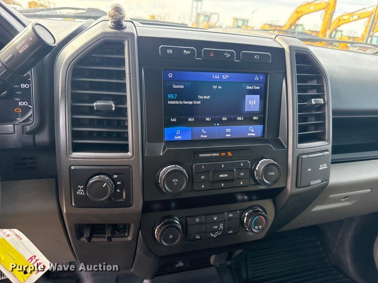 image for item EE4471 2022 Ford F250 Super Duty Crew Cab flatbed pickup truck