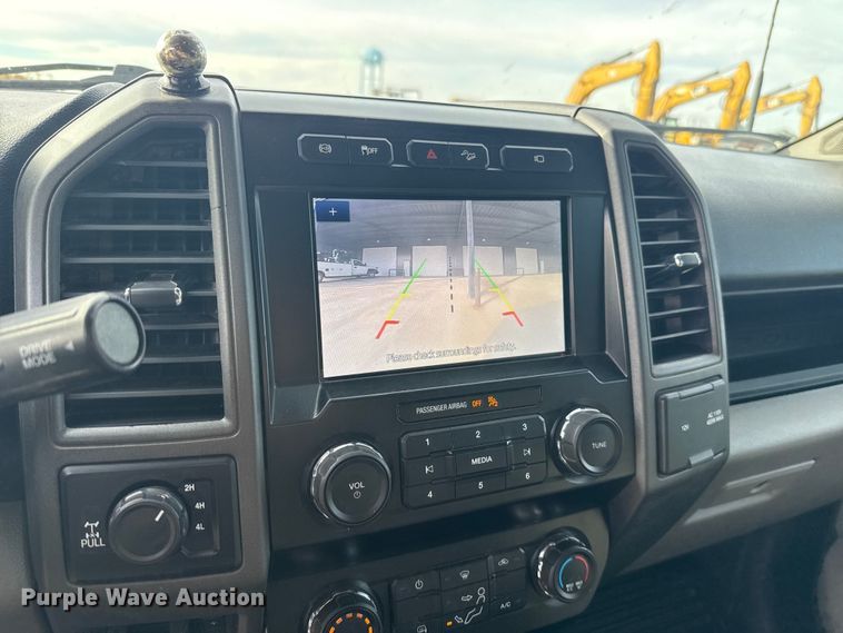 image for item EE4471 2022 Ford F250 Super Duty Crew Cab flatbed pickup truck