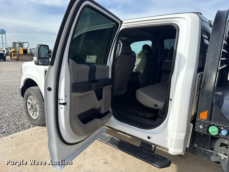 image for item EE4471 2022 Ford F250 Super Duty Crew Cab flatbed pickup truck