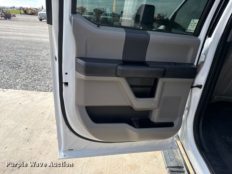 image for item EE4471 2022 Ford F250 Super Duty Crew Cab flatbed pickup truck