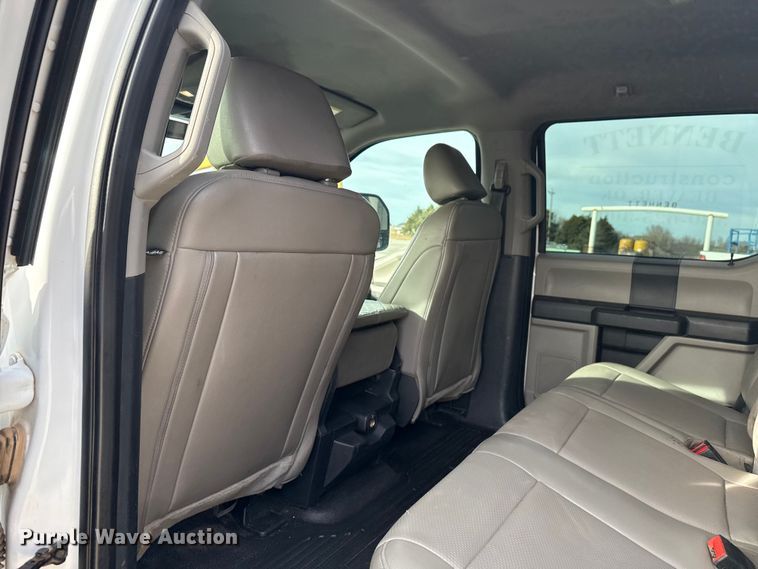 image for item EE4471 2022 Ford F250 Super Duty Crew Cab flatbed pickup truck