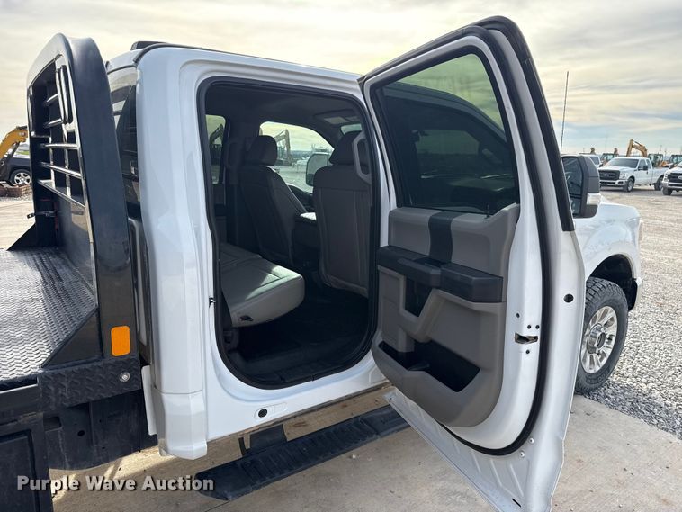 image for item EE4471 2022 Ford F250 Super Duty Crew Cab flatbed pickup truck