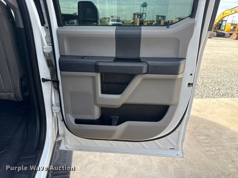 image for item EE4471 2022 Ford F250 Super Duty Crew Cab flatbed pickup truck