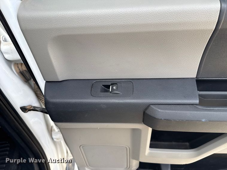 image for item EE4471 2022 Ford F250 Super Duty Crew Cab flatbed pickup truck