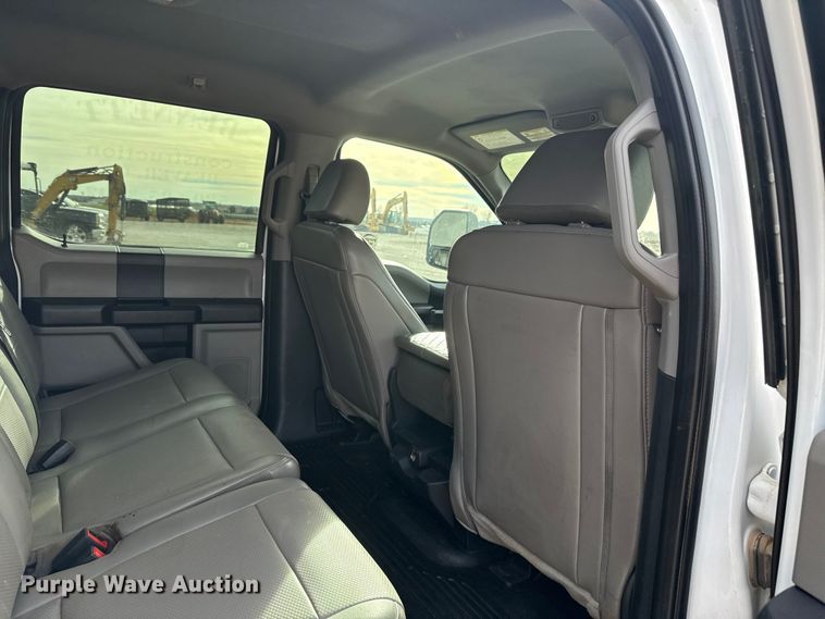 image for item EE4471 2022 Ford F250 Super Duty Crew Cab flatbed pickup truck