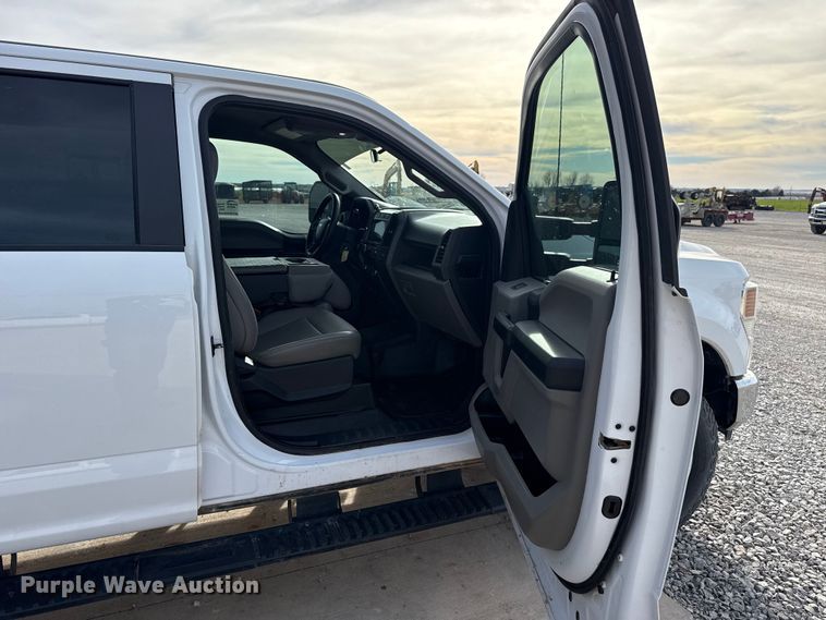 image for item EE4471 2022 Ford F250 Super Duty Crew Cab flatbed pickup truck